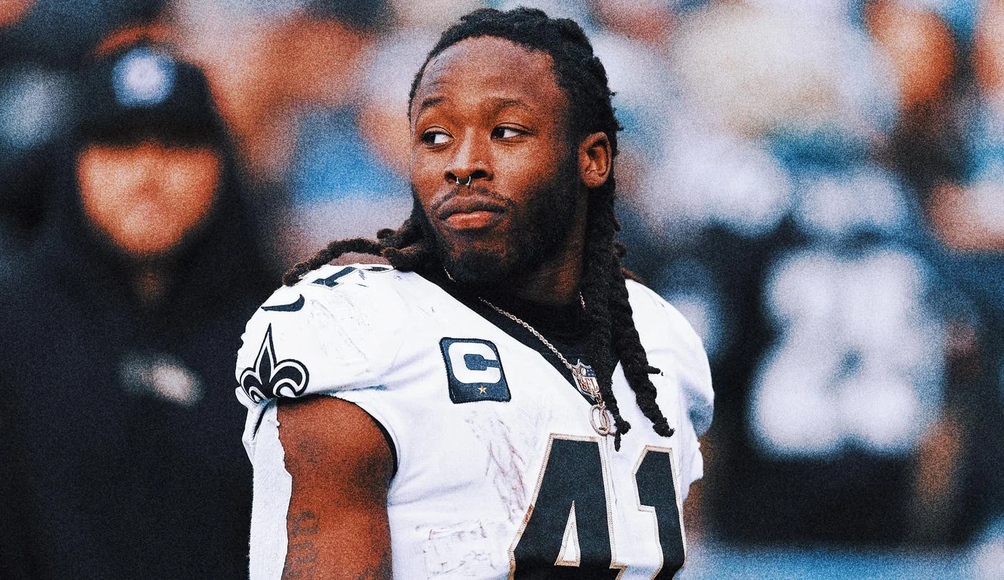 Alvin Kamara Gets Do-Over After Wild First Pitch Before Cardinals-Cubs Game
